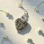 colgante de pirita en corazón con luna y cristal certificado