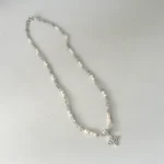 Collar hecho a mano con perlas naturales y piedras labradorita