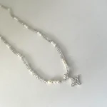 Collar minimalista con nudo de bruja y circon central en plata