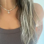 Collar artesanal de plata con perlas, labradorita y colgante protector