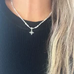 Collar delicado con nudo de bruja y piedras labradorita y perlas