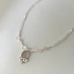Collar artesanal con cuarzos rosas y perlas con colgante floral de plata