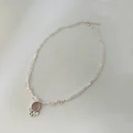 Collar elegante de cuarzo rosa con perlas y detalles en plata 950