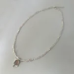 Collar femenino con piedras naturales cuarzo rosa y perlas diseño artesanal