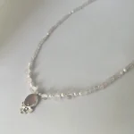 Collar con colgante de cuarzo rosa y hojas en plata joyería hecha a mano