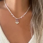 Collar delicado de cuarzo rosa y perlas con diseño floral en plata