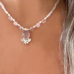 Collar romántico de perlas y cuarzos rosas con colgante artesanal