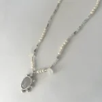 collar femenino piedra luna simbolismo intuición y perlas elegantes