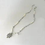 joya hecha a mano con piedra luna perlas y detalles en plata