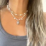 collar delicado con piedra luna y perlas estilo minimalista elegante