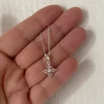 colgante pequeño nudo de bruja plata 950 diseño sutil