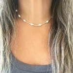collar hecho a mano con perlas naturales y diseño sutil