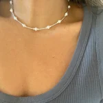 joya artesanal con perlas naturales y detalles en plata fina
