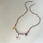 Collar artesanal con mariposa y piedras de colores naturales