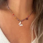 Collar femenino con piedras naturales y colgante mariposa