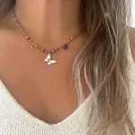Collar delicado con mix de piedras naturales y mariposa swarovski