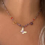 Collar hecho a mano con piedras naturales multicolor y mariposa