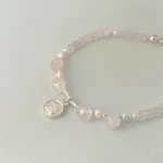 pulsera con cuarzo rosa natural perlas y angelito querubin