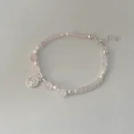 pulsera artesanal de plata con perlas cuarzo rosa y colgante querubin