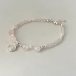 pulsera delicada con piedras naturales cuarzo rosa perlas y angelito