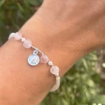 pulsera femenina cuarzo rosa perlas naturales y medalla querubin