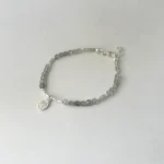 pulsera con labradorita y medalla virgen de los rayos artesanal