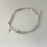 pulsera de plata con piedras labradorita y colgante religioso