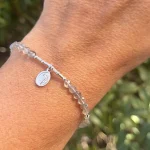 pulsera delicada con labradorita y medalla espiritual en plata