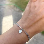 pulsera hecha a mano con labradorita y virgen de los rayos