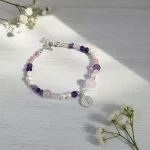 Pulsera artesanal de cuarzo rosa, amatista y perlas con medalla de plata 950 - Pilar Segura Orfebre
