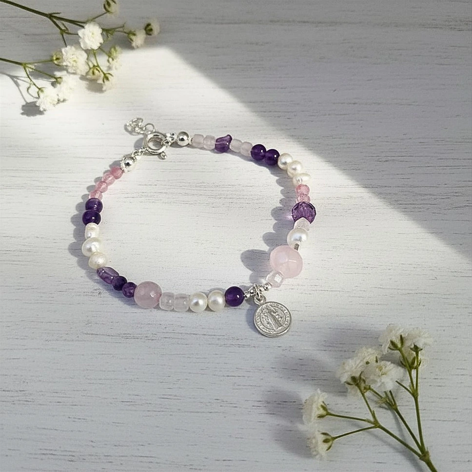 Pulsera artesanal de cuarzo rosa, amatista y perlas con medalla de plata 950 - Pilar Segura Orfebre