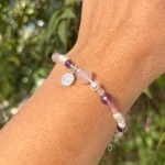 Pulsera artesanal con medalla religiosa a elección y piedras naturales multicolor - colección Divinity