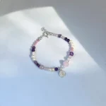 Pulsera María Ensueño con mix de cuarzo rosa, amatista y perlas cultivadas, terminación plata 950