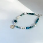Pulsera artesanal con apatita, aguamarina y perlas con medalla de plata 950 - Pilar Segura Orfebre