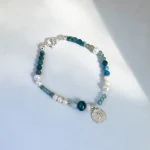 Pulsera artesanal con piedras naturales en tonos azules y perlas, cierre y detalles plata 950
