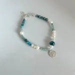 Pulsera religiosa artesanal con mix de piedras naturales azules y perlas - Pilar Segura Orfebre
