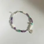 Pulsera religiosa artesanal con mix de piedras naturales verdes y moradas - Pilar Segura Orfebre