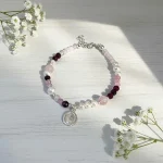 Pulsera artesanal con granate, cuarzo rosa y perlas con medalla de plata 950 - Pilar Segura Orfebre