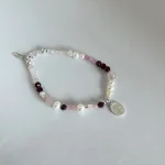 Pulsera religiosa artesanal con mix de piedras naturales rojas y rosadas - Pilar Segura Orfebre