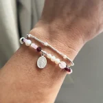 Pulsera con granate, cuarzo rosa y perlas para mujer con medalla de plata a elección Chile