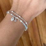 pulsera femenina con piedras naturales azules y perlas con virgen de los rayos