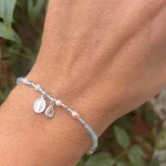 pulsera delicada con aguamarina topacio celeste y colgante religioso