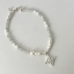 pulsera elegante labradorita y perlas con simbolo de proteccion nudo de bruja