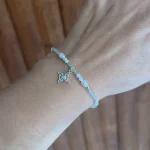 pulsera artesanal con labradorita y perlas naturales con colgante nudo de bruja