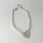 pulsera artesanal perlas naturales con colgante corazón mama