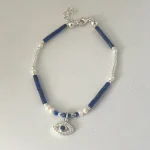 pulsera con lapislazuli y perlas con colgante ojo protector
