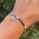 pulsera hecha a mano con piedras lapislazuli y perlas