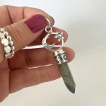 talismán de protección con labradorita natural y simbolos misticos