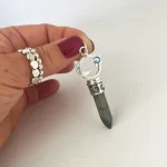 collar energético con piedra labradorita punta y detalles en plata 950