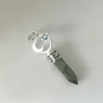 colgante de labradorita natural en plata con luna y estrella diseño delicado